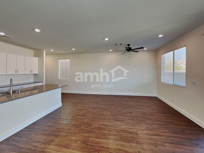 Foto del edificio - 556 Topiary Pk Ave