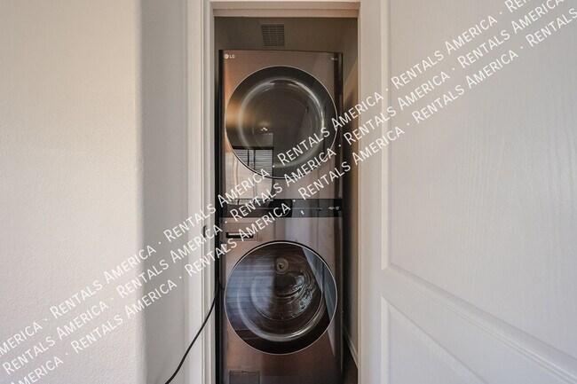 Foto del edificio - 2402 E 5th St
