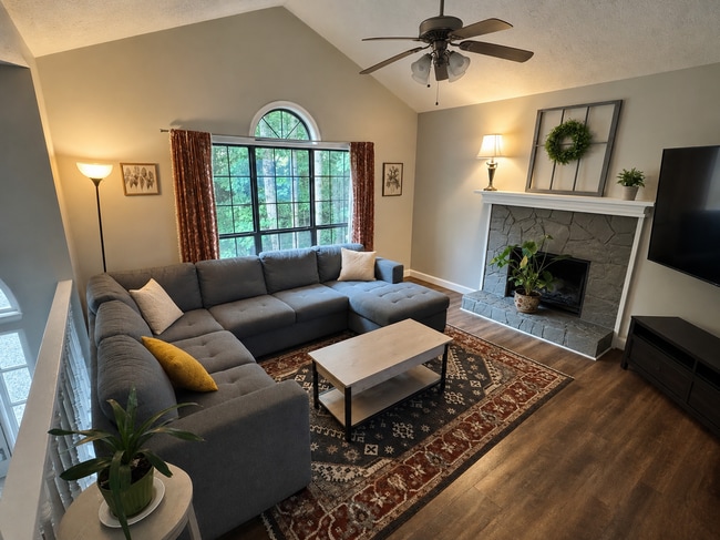 Building Photo - 4330 Falcon Crest Dr