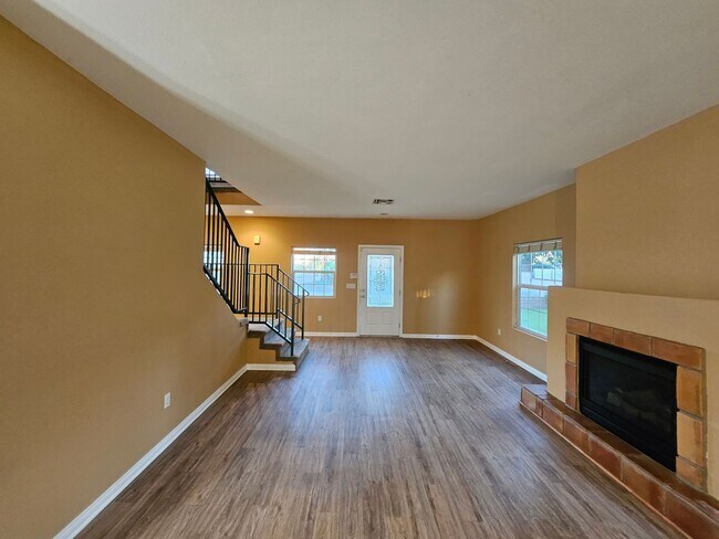 Building Photo - Private 3-Bedroom House in the Heart of Bu...