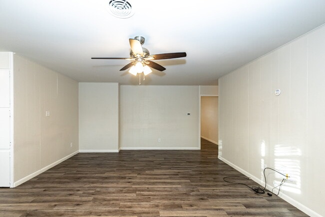 Building Photo - Pre-Leasing | 2 Living Areas | Central Location