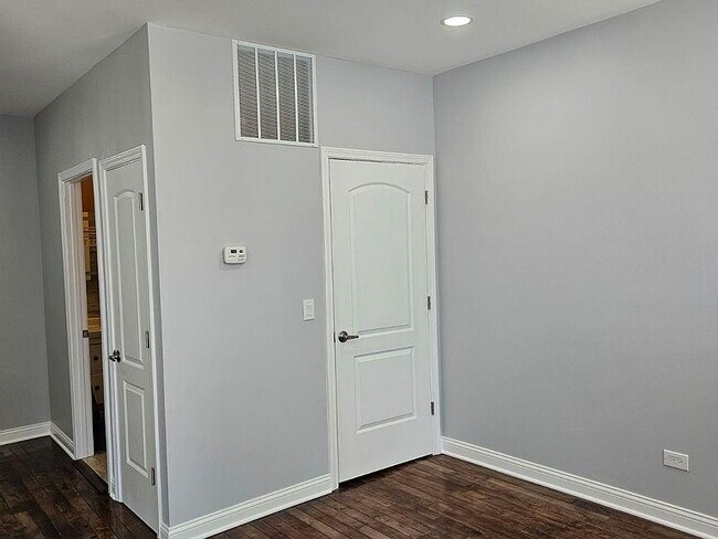 Foto del edificio - "Spacious 2-Bedroom Oasis on W Fillmore St – 1496 Sq Ft of Comfort in Chicago's Heart!"