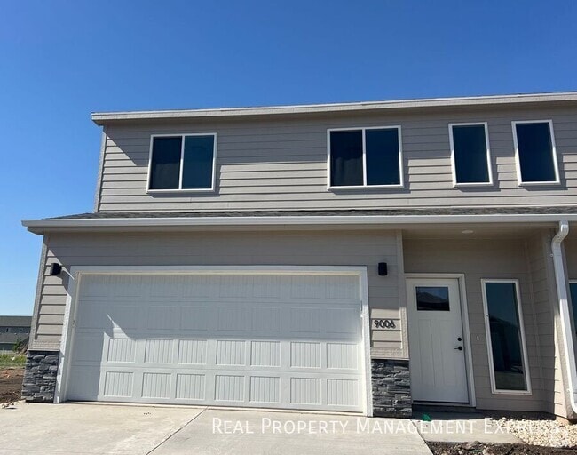 Building Photo - Modern 3 Bed 2.5 Bath Townhome Located in ...