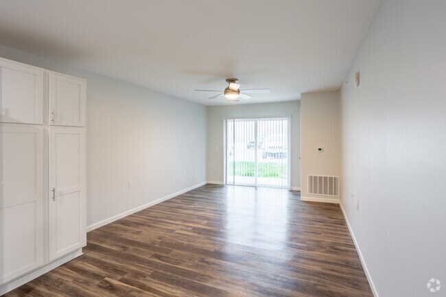 2 habitaciones, 1 baño - 956 pies cuadrados - Sala de estar - Cottage Bluff Apartments
