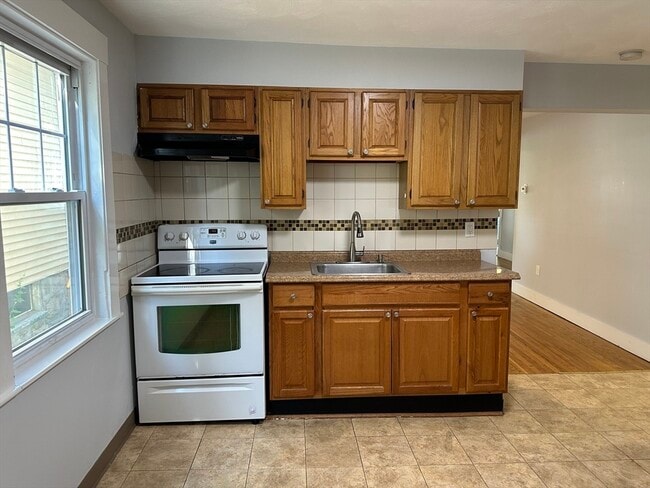 Building Photo - 18 Symmes St