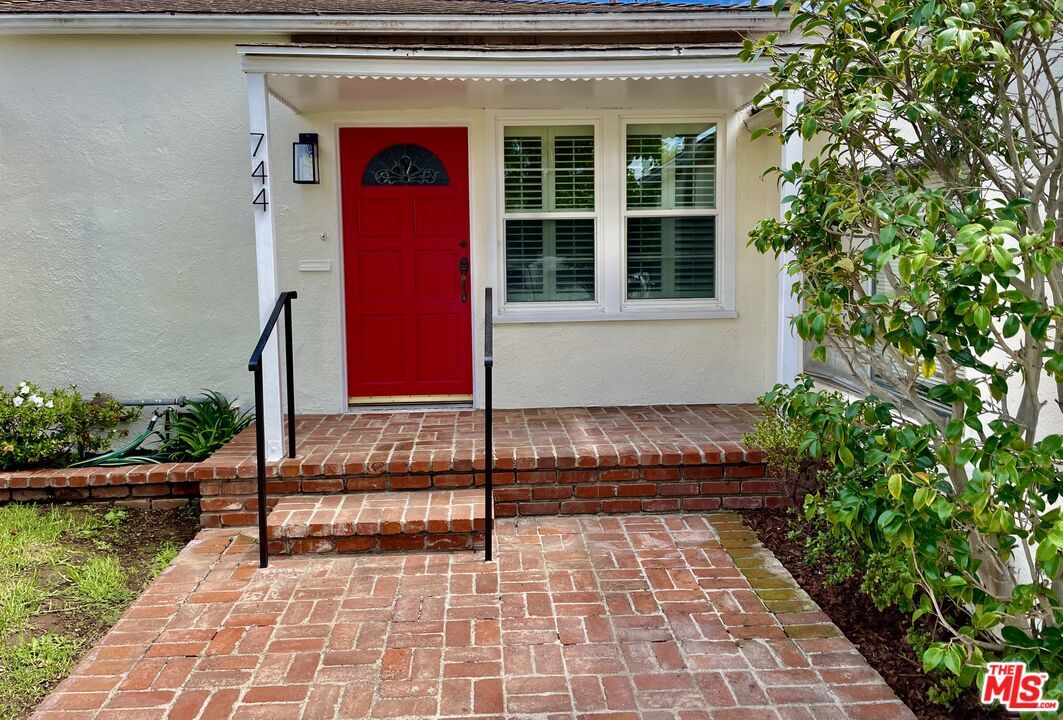 Primary Photo - 744 Iliff St