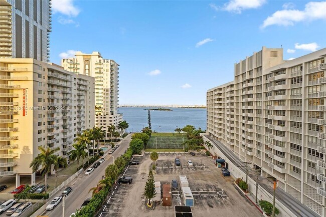 Foto del edificio - 2150 N Bayshore Dr