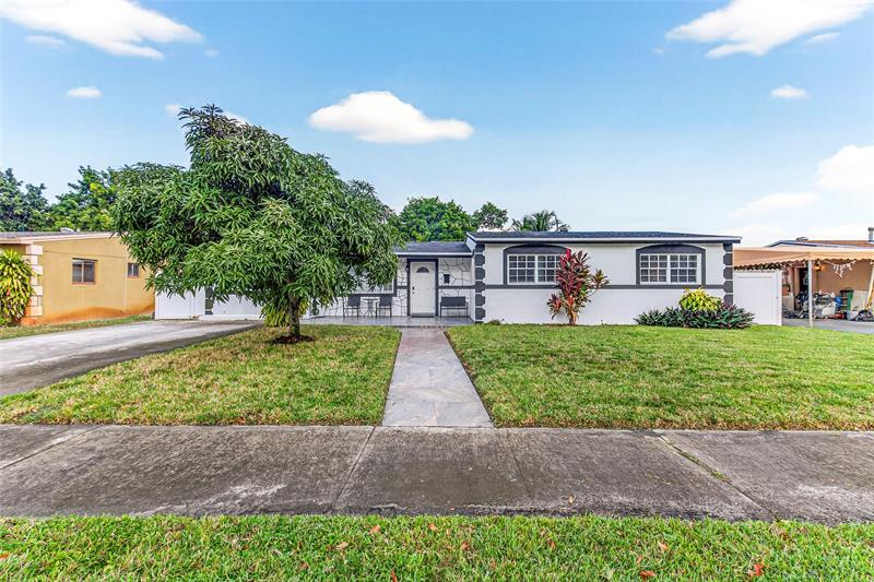 Foto principal - 19621 NW 11th Ct