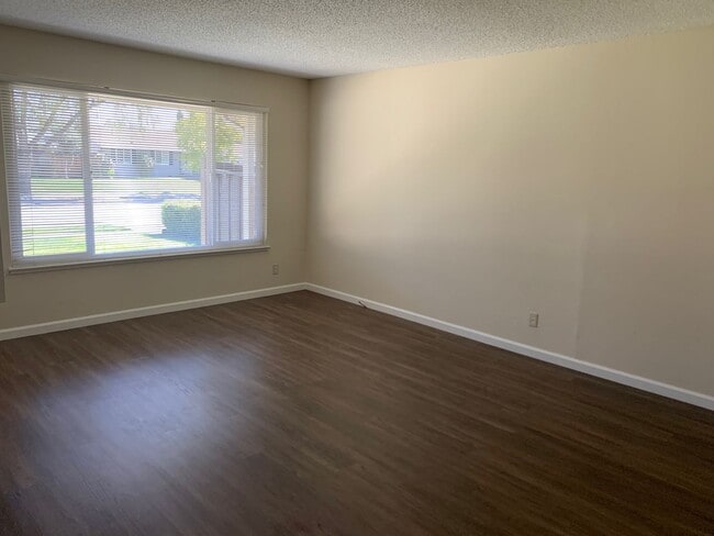 Building Photo - Excellent Value! Spacious Updated South Sa...