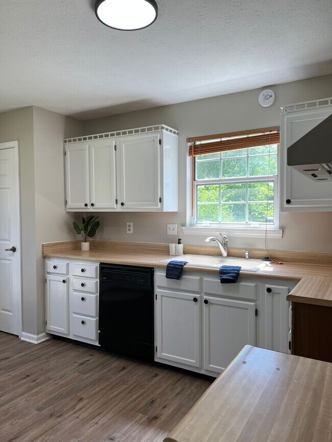 Building Photo - 9711 English Oak Dr