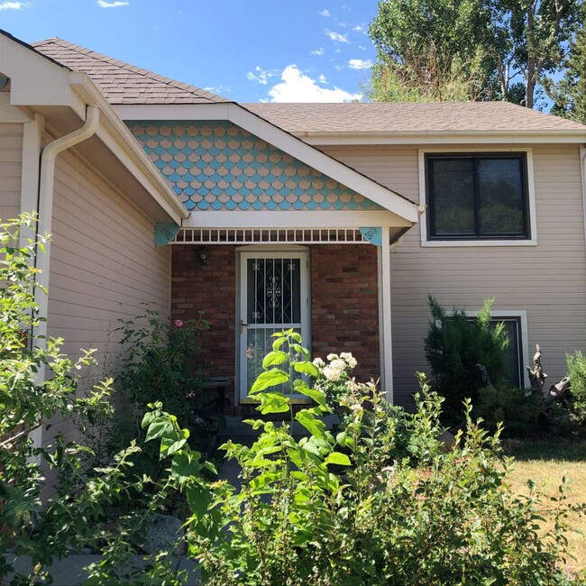 Building Photo - 725 Marigold Ln