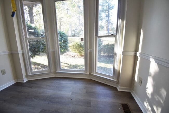 Building Photo - 3 Bedroom 2 Bathroom - Pets Allowed