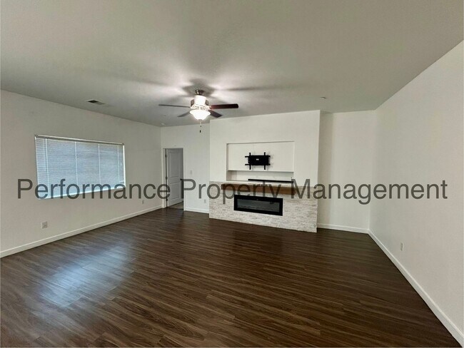 Foto del edificio - Stunning 3 Bed/2 Bath S Bakersfield Home w/ Solar, RBP & Security Deposit Alternative