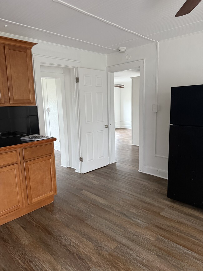 Building Photo - 919 N Grandview Ave