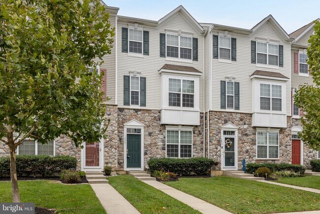 Building Photo - 490 N Palace Dr