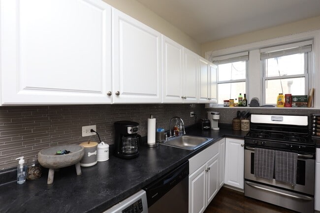 Foto del edificio - 3823 N Greenview Ave