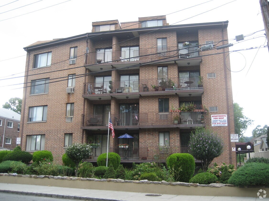 Building Photo - 585 N Railroad Ave