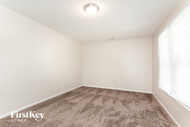 Foto del edificio - 5018 Farm Pond Ln