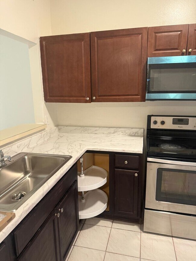 Building Photo - SILVER PARK VILLAS