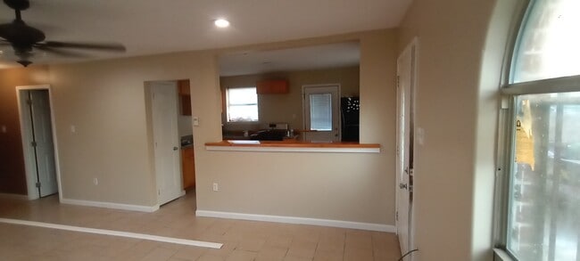 Building Photo - 2327 Lamanche St