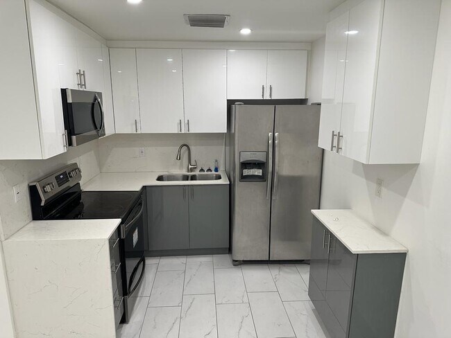 Building Photo - 4655 SW 33rd Ave
