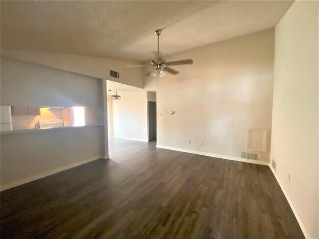 Building Photo - 116 S Mockingbird Ln