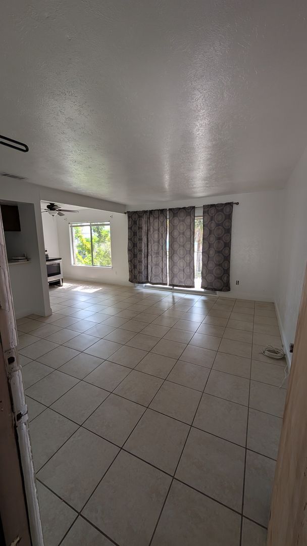 Foto del edificio - One Bedroom with balcony.