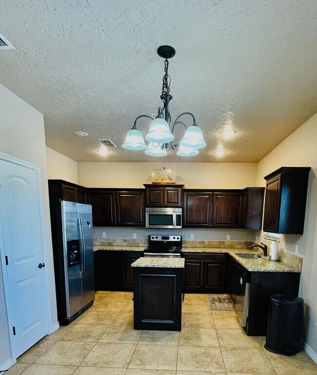 Foto del edificio - 4 Bedroom, 2 Bath -