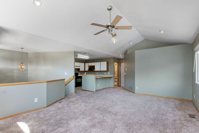 Foto del edificio - 4 Bedroom Townhome near campus