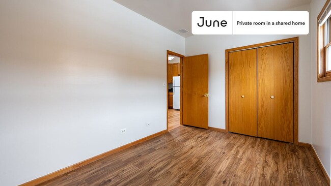 Foto del edificio - Private bedroom in 3 bed/2 bath Home