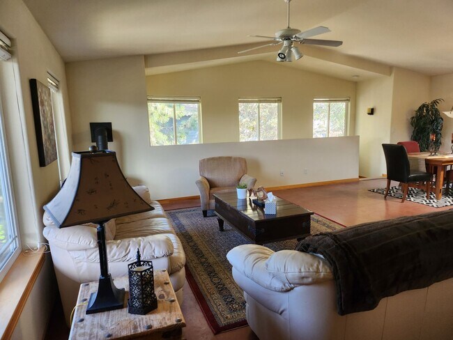 Foto del edificio - Available Now! | West Hills | Bend