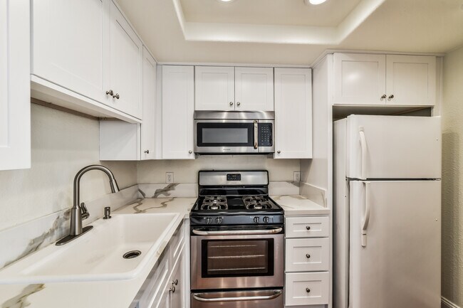 Building Photo - 13900 Breezeway Dr