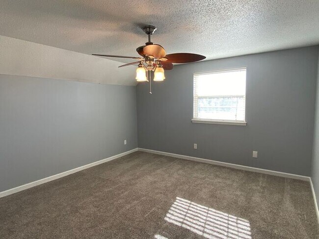 Building Photo - 1501 Sunrise Dr