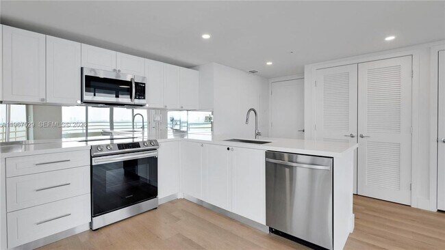 Foto del edificio - 555 NE 34th St