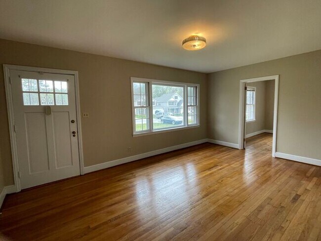 Building Photo - Large Renovated Ranch Home, Two Kitchens &...