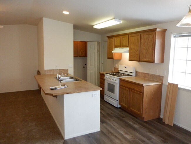 Foto del edificio - Single Level 2 Bed/2 Bath Unit with Garage...
