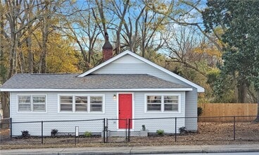 Building Photo - 806 E Main St