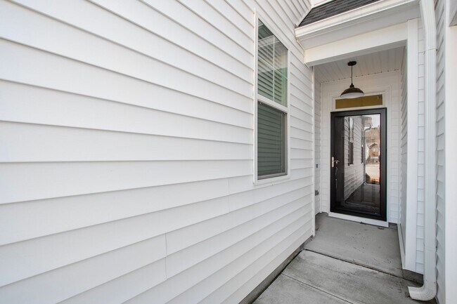 Building Photo - Like New Townhouse in Rolesville!