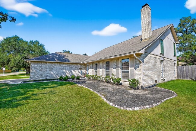 Building Photo - 813 Lakeview Dr