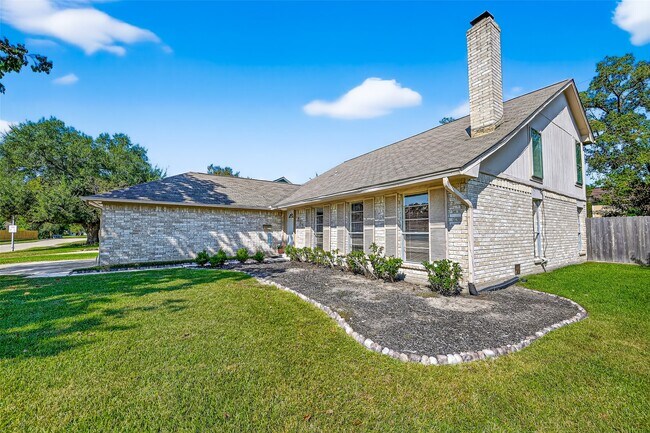 Foto del edificio - 813 Lakeview Dr