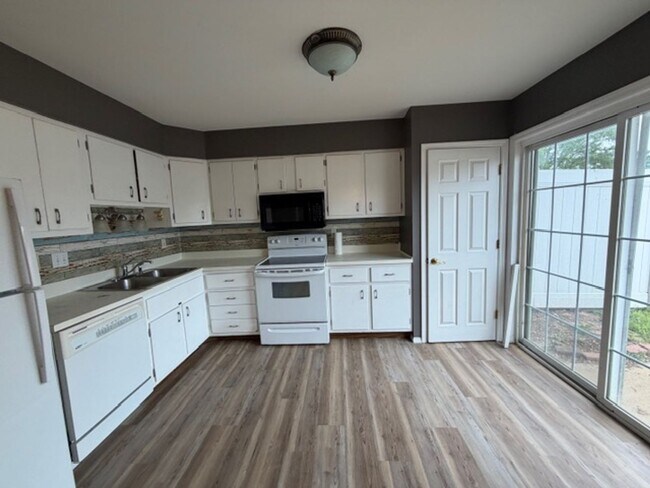 Building Photo - 7489 Hazelcrest Dr