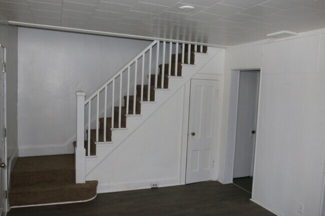 Building Photo - 16 Barney Pl