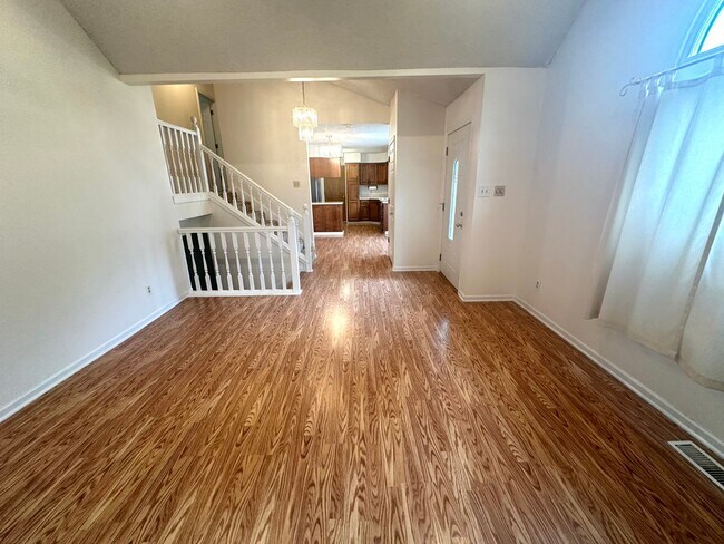 Foto del edificio - 4 bedroom, 2 1/2 bath