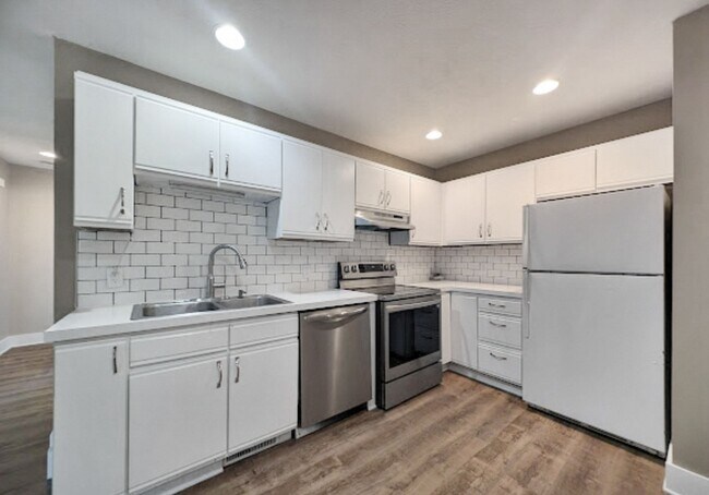 Foto del edificio - 3612 13 Mile Rd NE