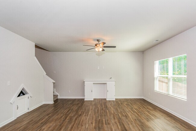 Building Photo - 905 Stolls Ln