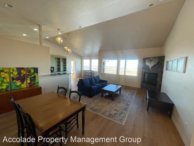 Building Photo - 3 br, 3 bath House - 2660 Tozer Road