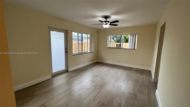 Building Photo - 2559 NE 10th Ct