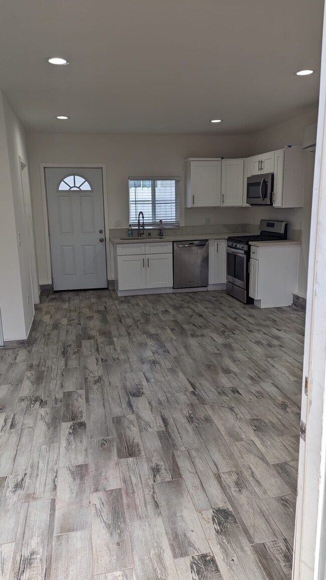 Building Photo - 6640 Woodlake Ave
