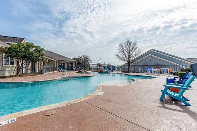 High-View-Off-Campus-Apartments-Near-UTSA-San-Antonio-Resort-Style-Pool-Lounge-Seating - High View Apartments