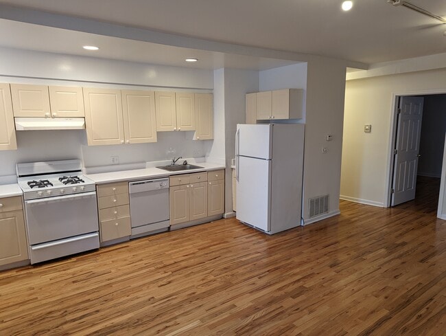 Building Photo - 912 W Dakin St
